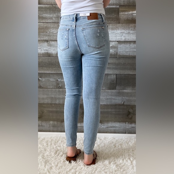 judy blue mid rise tummy control destroyed skinny jeans light wash JB88797REG LT - Picture 12 of 14